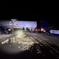 Descubren a dos huachicoleros ordeñando ducto de Pemex en Coahuila