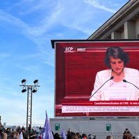 Mientras Francia hace del aborto un derecho constitucional, en Reino Unido aumentan las condenas