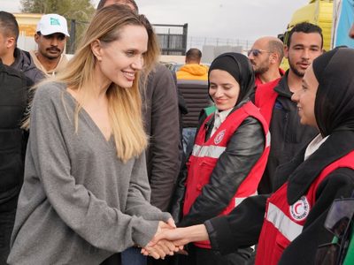 La actriz Angelina Jolie visita el cruce fronterizo de Rafah, entre Egipto y Gaza