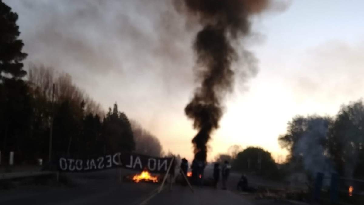 Trabajadores del aserradero 1° de Mayo cortan la Ruta 22. Fuente: (Twitter).