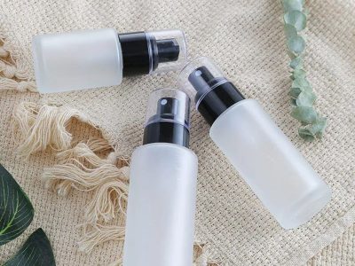 No tires los envases vacíos de spray: mirá cómo crear estos coloridos jarrones para tu living