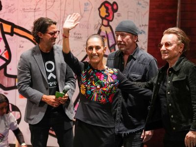 Sheinbaum visita el Street Child World Cup acompañada de U2 (Video)