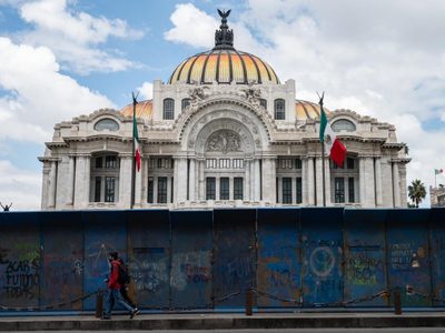 Ponen vallas metálicas en monumentos y edificios del centro ante la marcha por el aborto legal