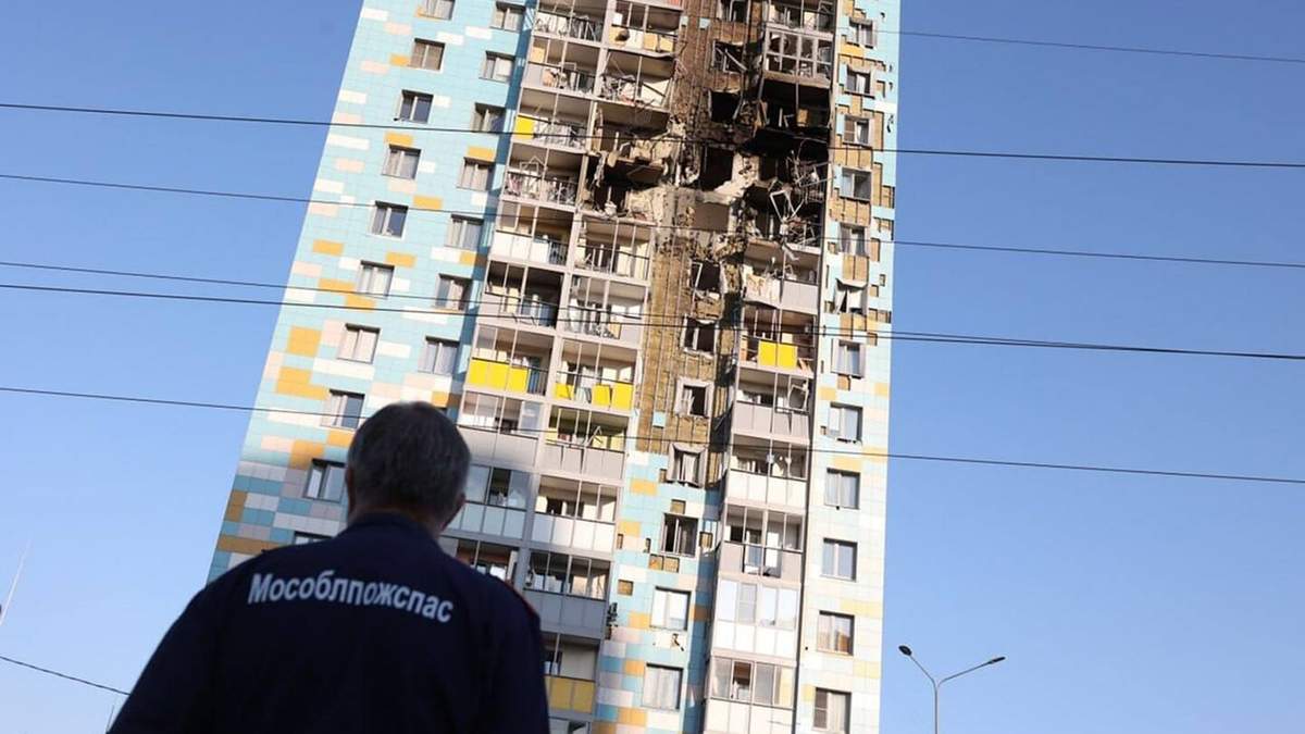 En esta imagen, distribuida por el canal oficial de Telegram del gobernador de la región de Moscú, Andrei Vorobyev, se muestran los daños ocasionados en un edificio residencial por un supuesto ataque con drones ucranianos en Ramenskoye, a las afueras de Moscú, Rusia