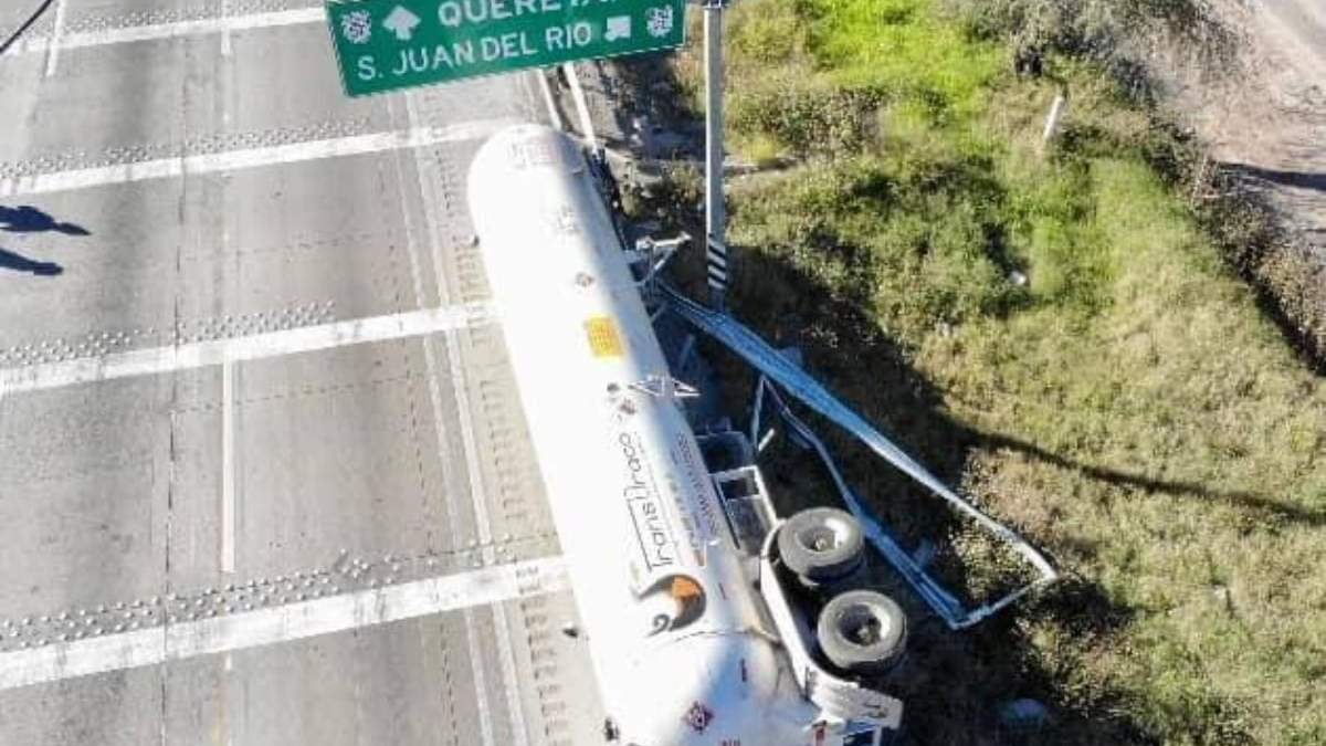 La pipa volcada en la México-Querétaro