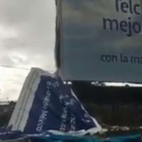 Y ahora caen espectaculares sobre vehículos en la Terminal 2 del AICM (Videos)