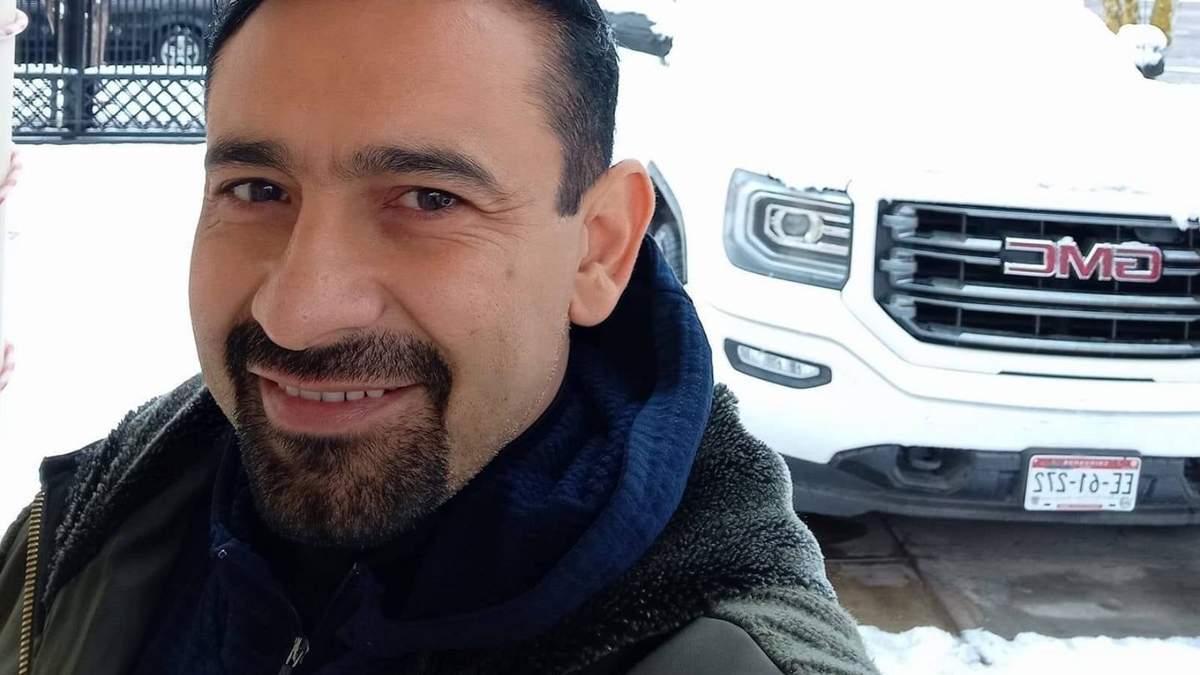 El precandidato priista