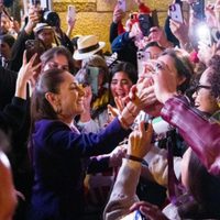 Simpatizantes de Sheinbaum la reciben con música en Barcelona (Video)