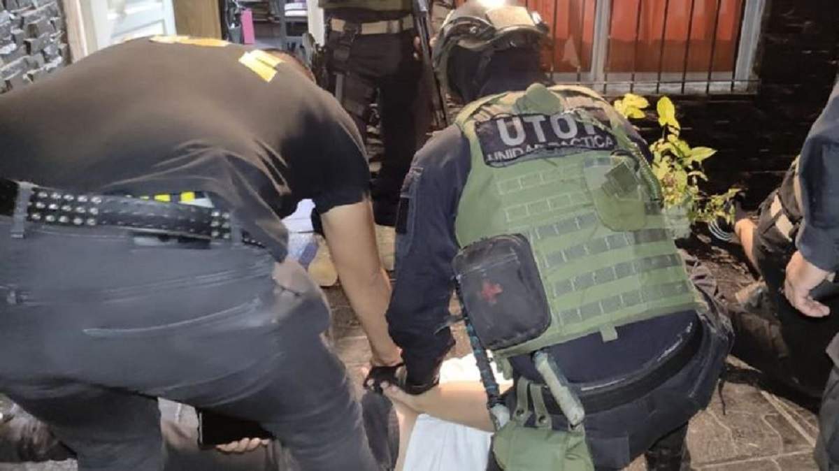 Momento en que era detenido uno de los choferes que agredió a Berni. Fuente: (Perfil)