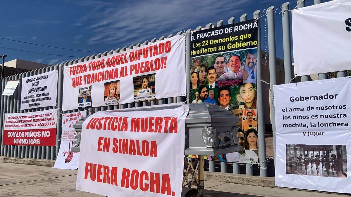 Mantas de protesta contra el gobernador de Sinaloa en el Congreso estatal