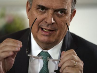 Ebrard apuesta por sus credenciales en la escena mundial