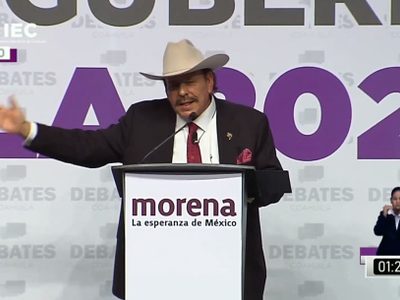 Guadiana pide ir al baño en pleno debate; se aguanta para que no "le roben" el sombrero