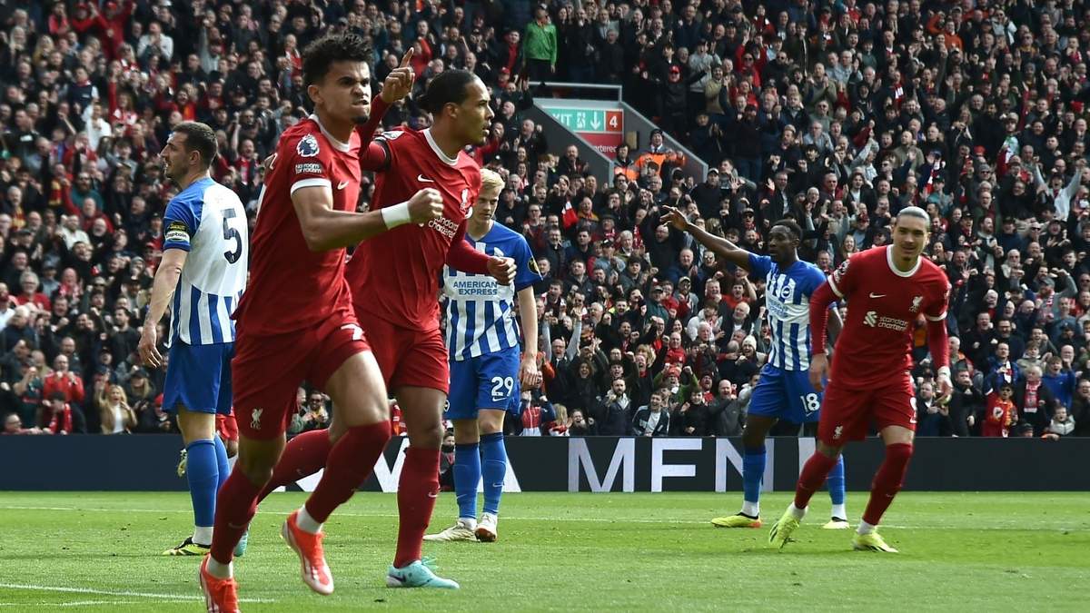 Luis Díaz (segundo a la izquierda) celebra tras marcar el primer gol de Liverpool ante Brighton