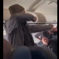 Pasajero intenta apuñalar a sobrecargo y abrir la puerta de un avión en pleno vuelo (Video)