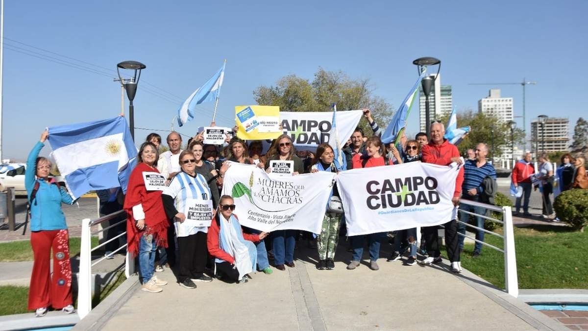 Banderas, bocinas y cacerolas acompañaron el 23A