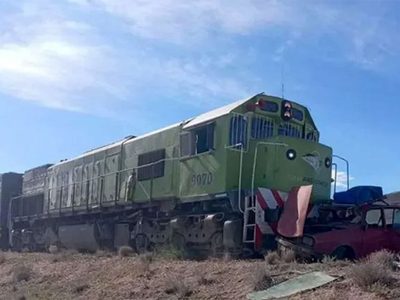 La cuentan de milagro: un Renault 12 aguantó la embestida del Tren Patagónico