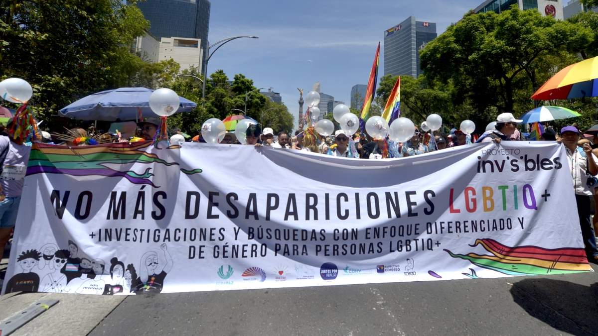 Alrededor de 50 familiares, amistades y personas buscadoras de las y los desaparecidos de esta comunidad participaron en el primer contingente que marchó por Reforma para reclamar su vuelta a casa. En primera línea estaba María Guadalupe Suárez, que busca a su hija Margarita Cuevas Suárez, joven lesbiana desaparecida en la Ciudad de México en 2022