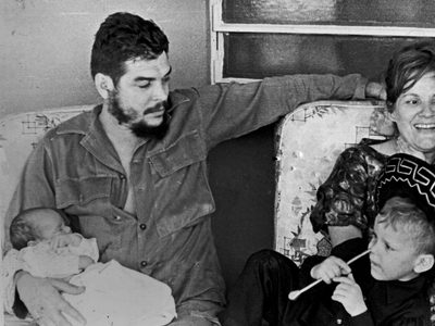 Murió Camilo Guevara March, uno de los hijos del Che Guevara: tenía 60 años