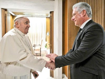 Un convaleciente Francisco recibe al presidente de Cuba en el Vaticano