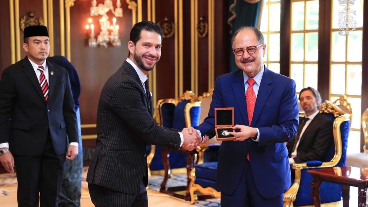 Benjamín Mora al momento de recibir la distinción