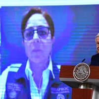 "Es politiquería": AMLO rechaza petición de familiares de mineros para que renuncie Laura Velázquez