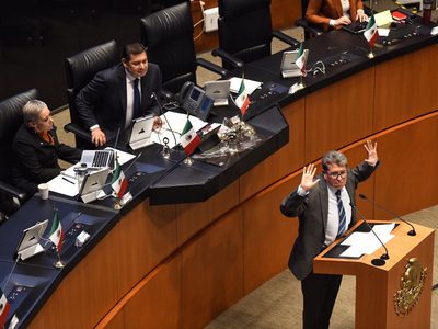 Américo Villarreal pide licencia en el Senado tres días después de solicitar su reincorporación