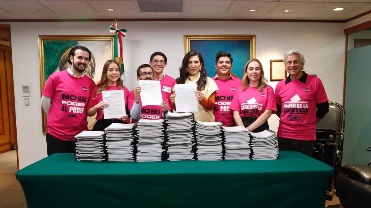 Claudio X. González en la entrega de la iniciativa ciudadana