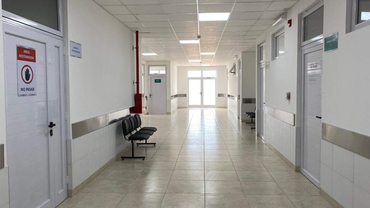Una mujer que se había pasar por médica trabajaba en hospitales públicos