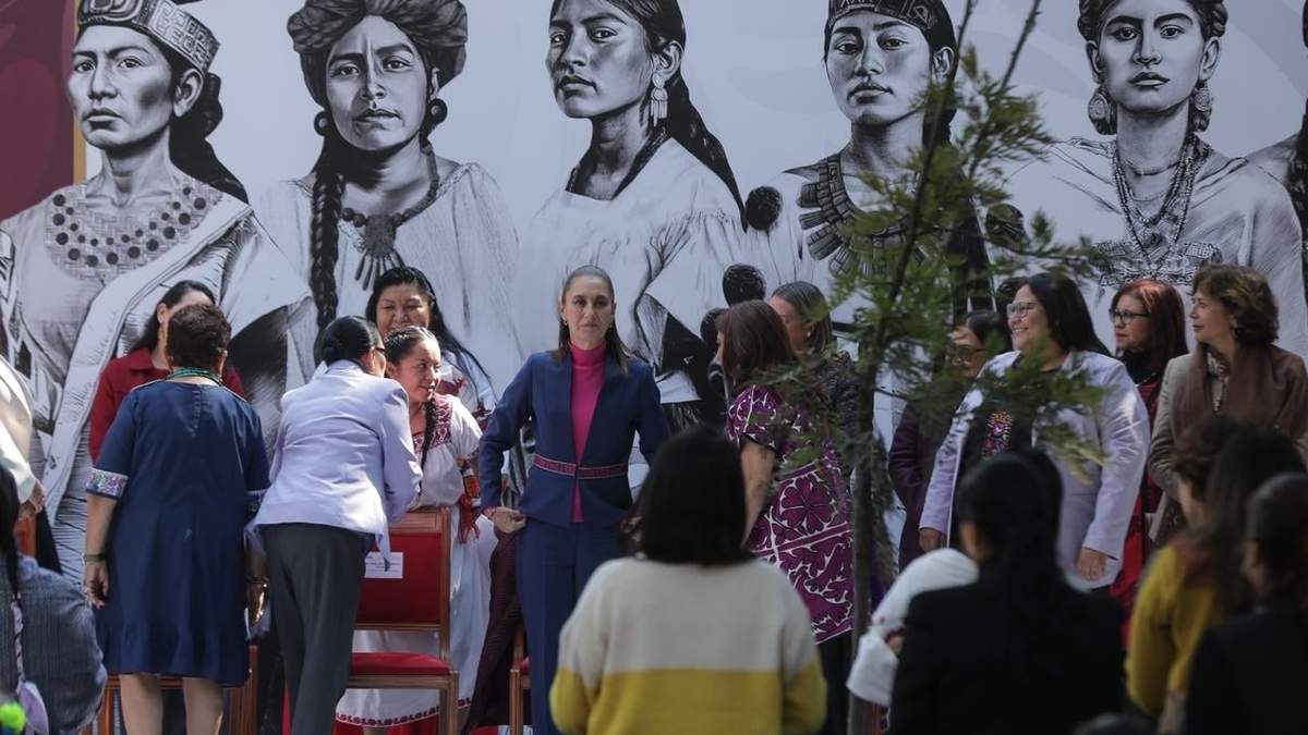 La presidenta Claudia Sheinbaum encabezó la develación de esculturas de mujeres ancestras en el Paseo de las Heroínas