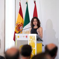 Ayuso arremete en México contra programas sociales: “tienen que ser para el que no puede”