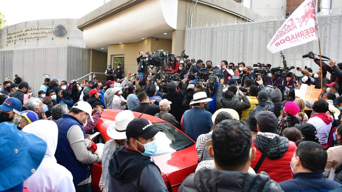 Protesta de morenistas en el Tribunal Electoral a principios de abril