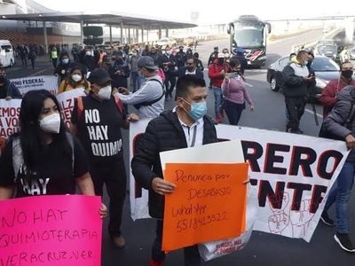 Nuevo bloqueo en el AICM: padres de niños con cáncer protestan por desabasto de oncológicos