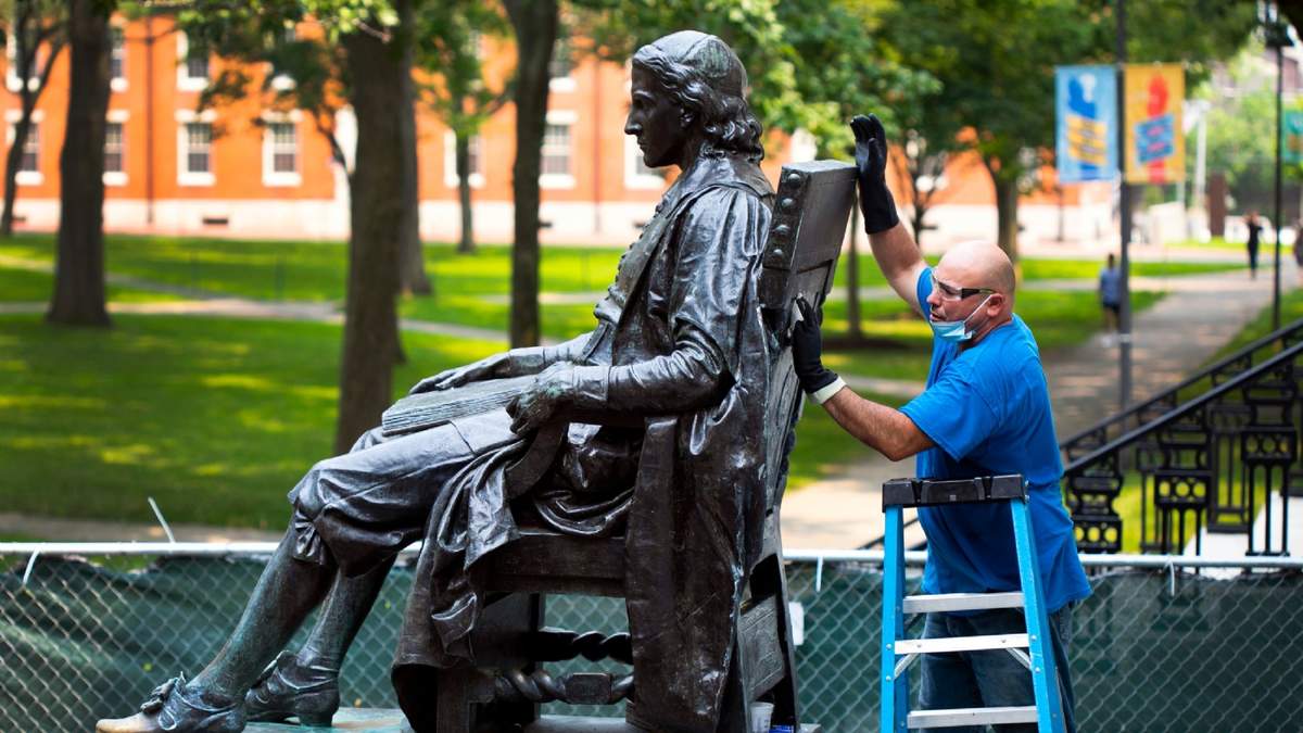 La estatua de John Harvard en la universidad del mismo nombre