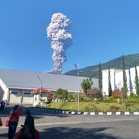 Alerta roja en Indonesia: un volcán hizo erupción en la península de Java Central
