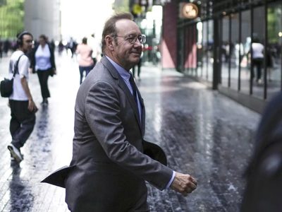 Elton John testifica para la defensa de Kevin Spacey en juicio por agresión sexual