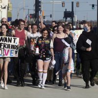 Kansas aprueba ley que limita atención médica a niños trans