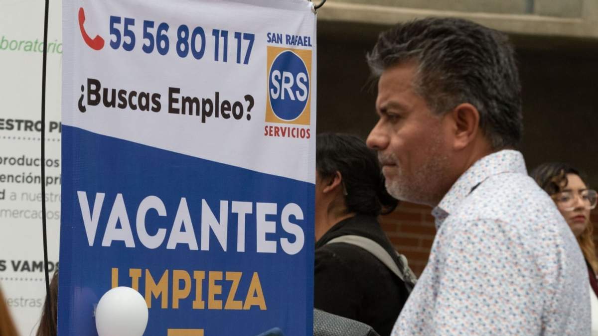 Personas se dieron cita en la Sala de Armas para buscar empleó en la feria organizada por la alcaldía Iztacalco