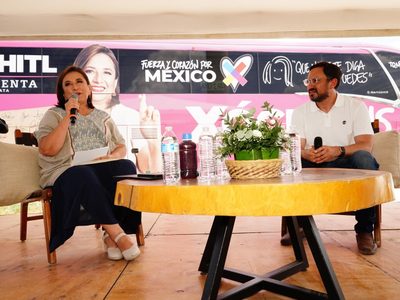Gálvez presume nuevo “Xochibús” y anuncia "pase de charola" ciudadano para auspiciar su campaña