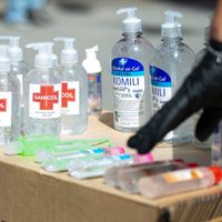 ¿Vuelve el alcohol a las farmacias? El gobierno pone trabas a la exportación de insumos médicos