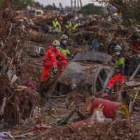 Aguaceros en Barcelona paralizan trenes mientras soldados buscan víctimas de crecidas en Valencia