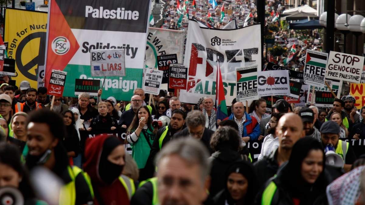 Manifestantes sostienen banderas y pancartas durante una manifestación pro palestina en Londres