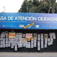Tapizan con letreros de "traidor" oficinas de diputados federales del PAN en Guanajuato