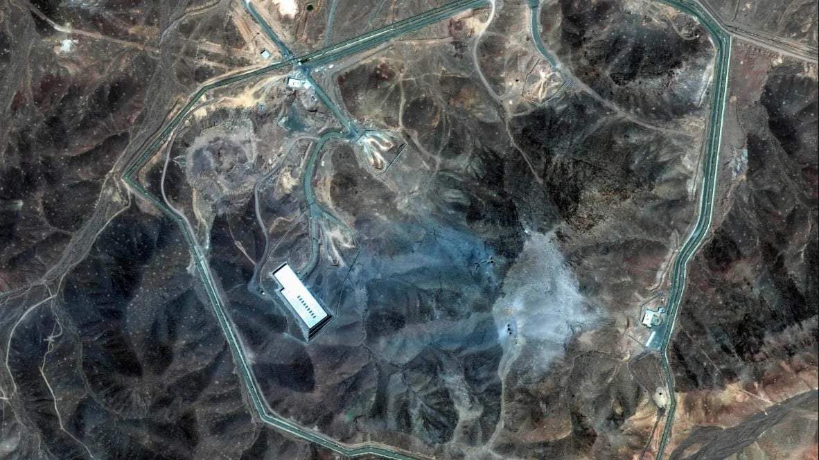 Esta imagen satelital proporcionada por Maxar Technologies muestra los daños sufridos por la planta de enriquecimiento de uranio de Fordo, en Irán, tras los ataques estadunidenses del domingo 22 de junio