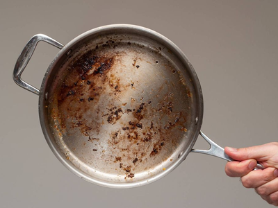 Como lo hacían las abuelas: el truco para quitar la comida pegada en tus ollas o sartenes sin rayarlas