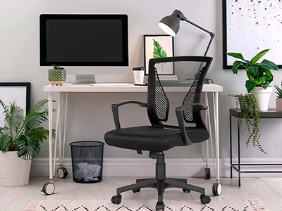 Con solo 1 cosa y sin tener que desarmarla: el truco para limpiar las ruedas de tu silla de escritorio