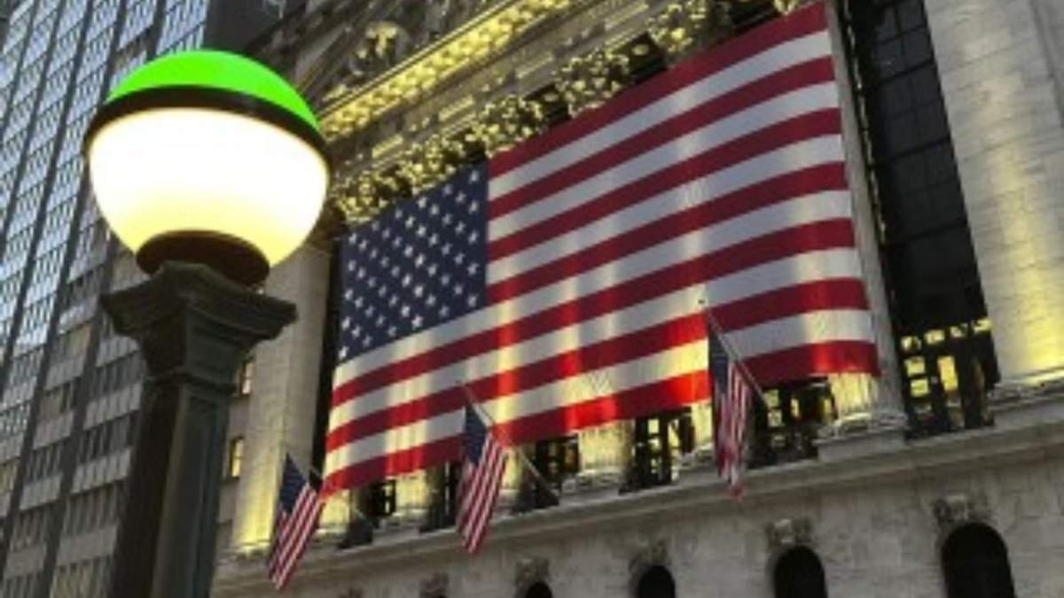 Banderas de EEUU cuelgan en la fachada de la Bolsa de Valores de Nueva York, el 5 de noviembre de 2024