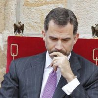 Se tropezó anoche, quedó cara a cara y respondió a los gritos: el colmo del rey Felipe