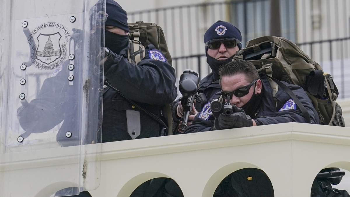 La policía vigila a manifestantes que intentaron atravesar una barrera policial en el Capitolio
