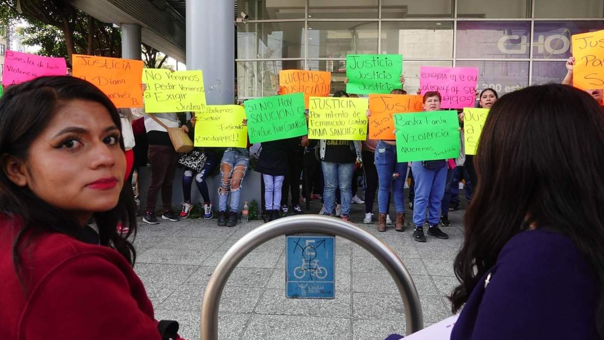 Familiares y amigos de Diana Sánchez se manifestaron en Avenida Lázaro Cárdenas para exigir justicia tras su intento de asesinato