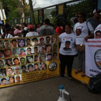 Acarreo, protestas y manotazos en el informe de Sheinbaum en Chilpancingo